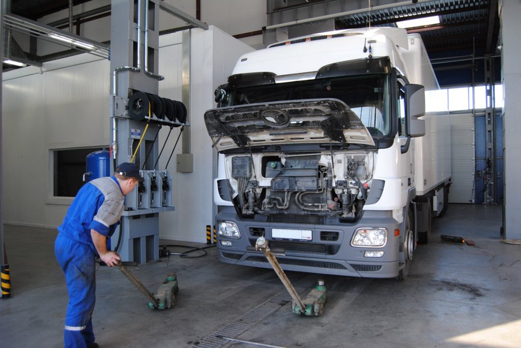 Как выбрать грузовой автосервис, чтобы не остаться без колес и заработка?