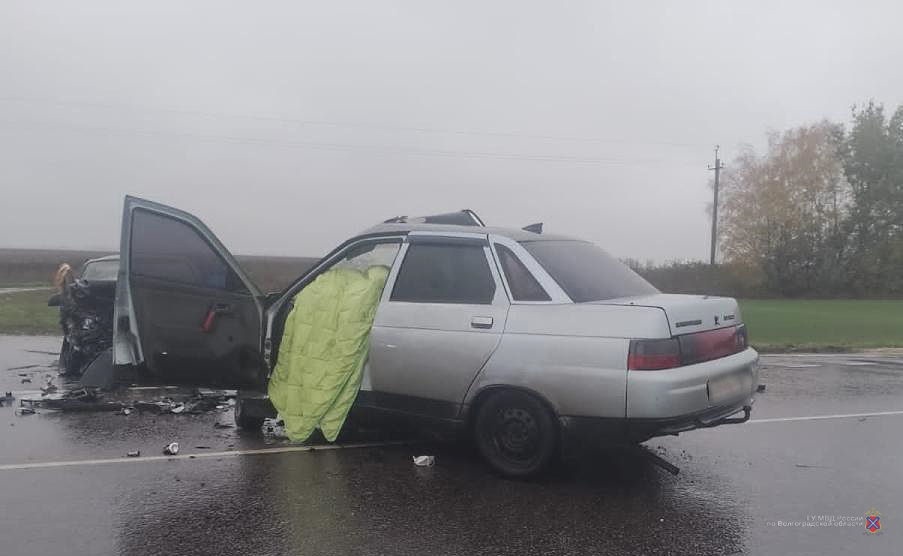 Под Волгоградом в страшном ДТП на мокрой дороге погиб молодой водитель
