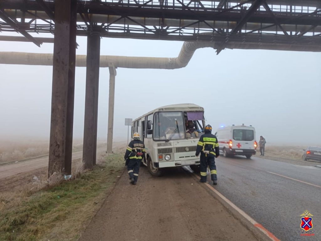 В утреннем тумане в ДТП со служебным автобусом пострадали водитель и пять заводчан