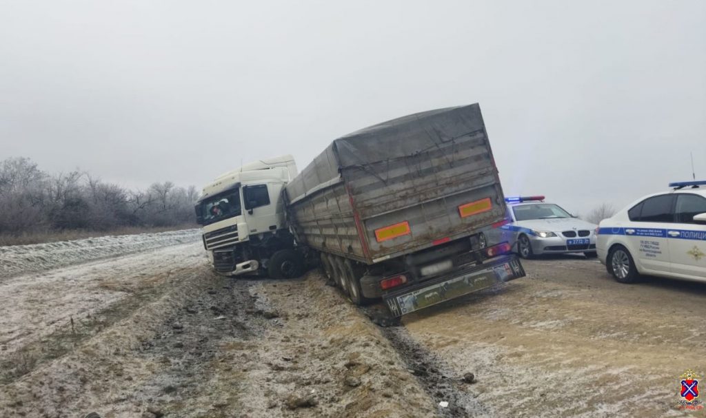 Вторая смерть на дороге за утро: ДТП под Волгоградом унесло жизнь юного водителя (ВИДЕО)