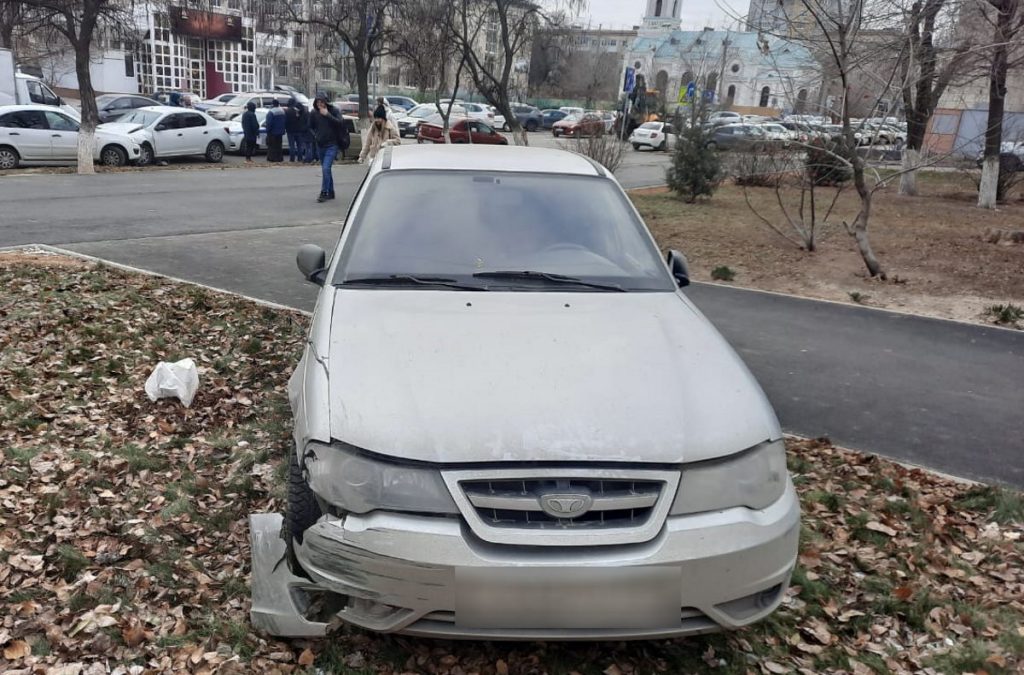 В Волгограде последствия лихой погони за угнанным такси попали на видео