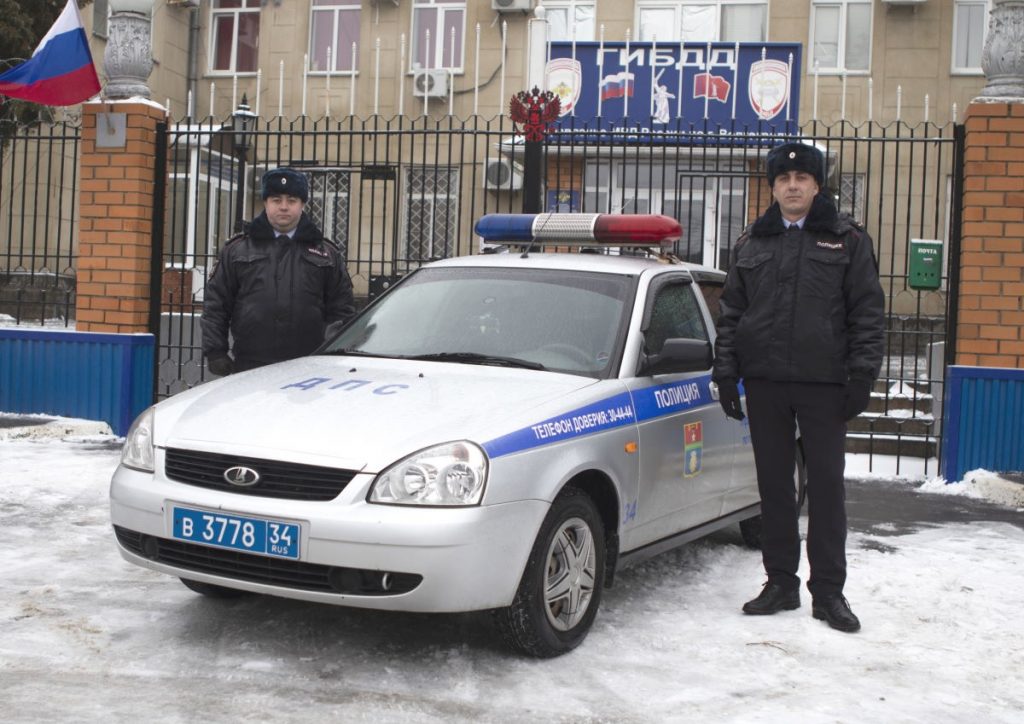 В Волгограде экстремальное сопровождение полицией машины с роженицей попало на видео