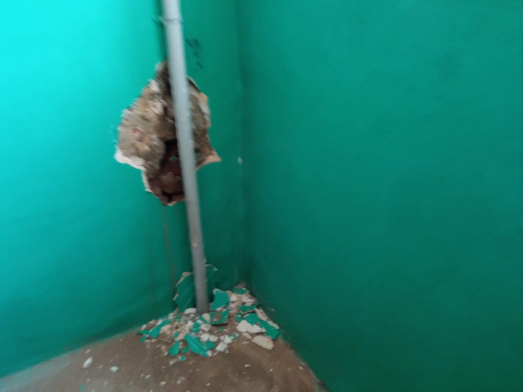 Среди пострадавших вдова участника СВО: в Волгограде  в одной из затопленных квартир рухнул потолок