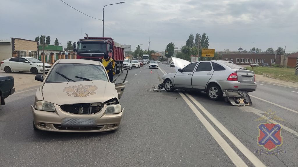 В момент аварии в машине было два человека водитель и потерпевший а также три свиньи