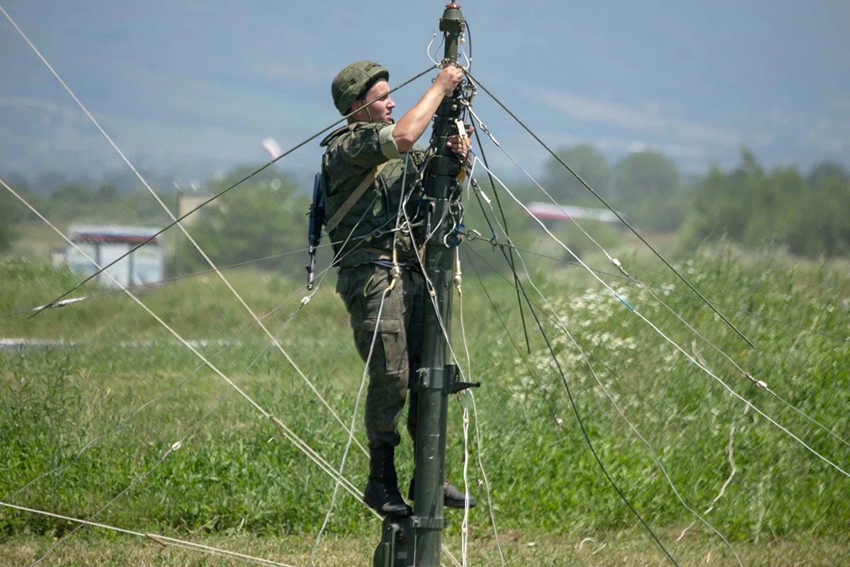 Лучшие военная связь. Военный Связист. Связь в полевых условиях. Связист в армии. Связисты в полевых условиях.